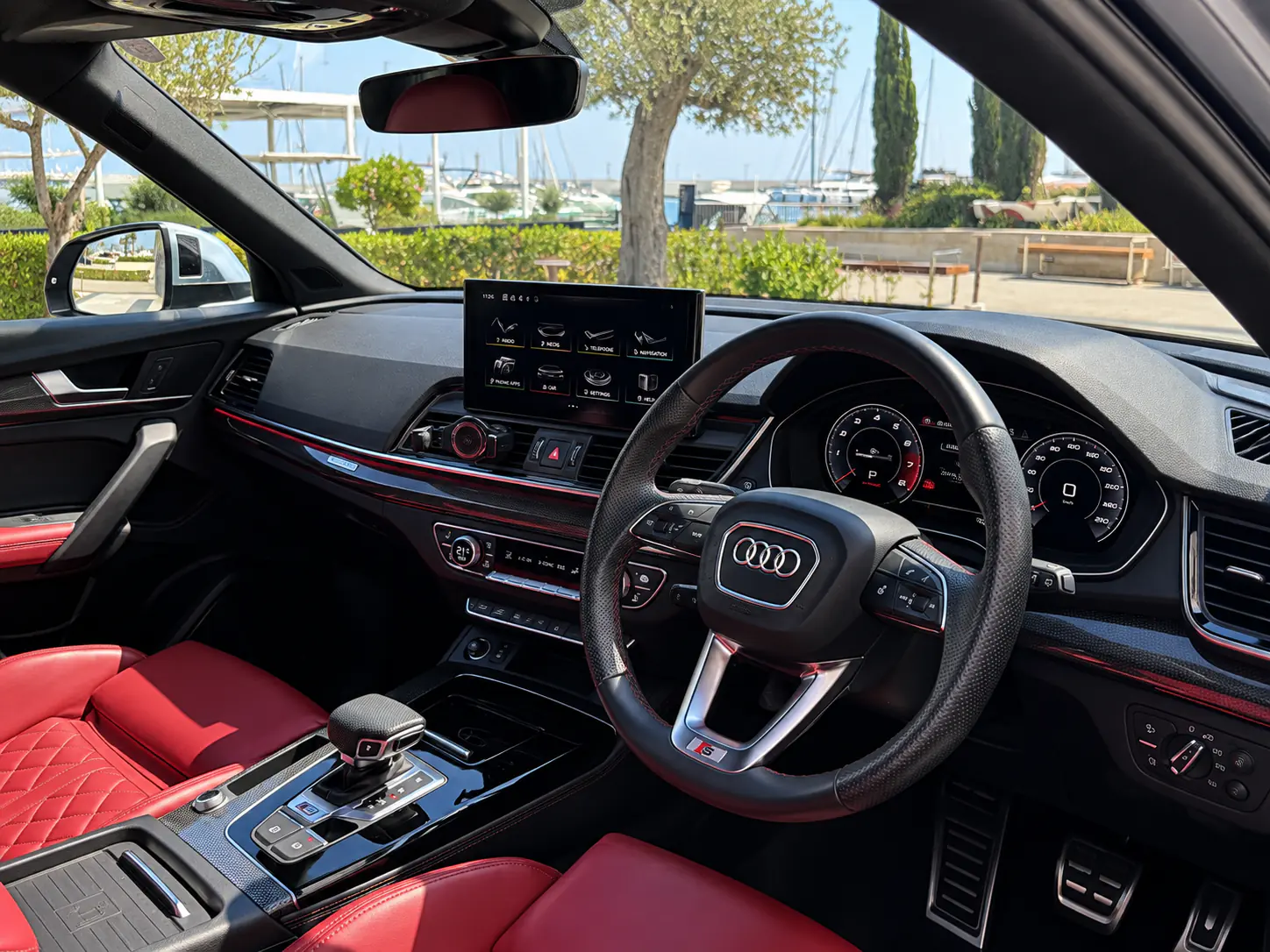 Audi SQ5 - driver cockpit with red S Sport leather