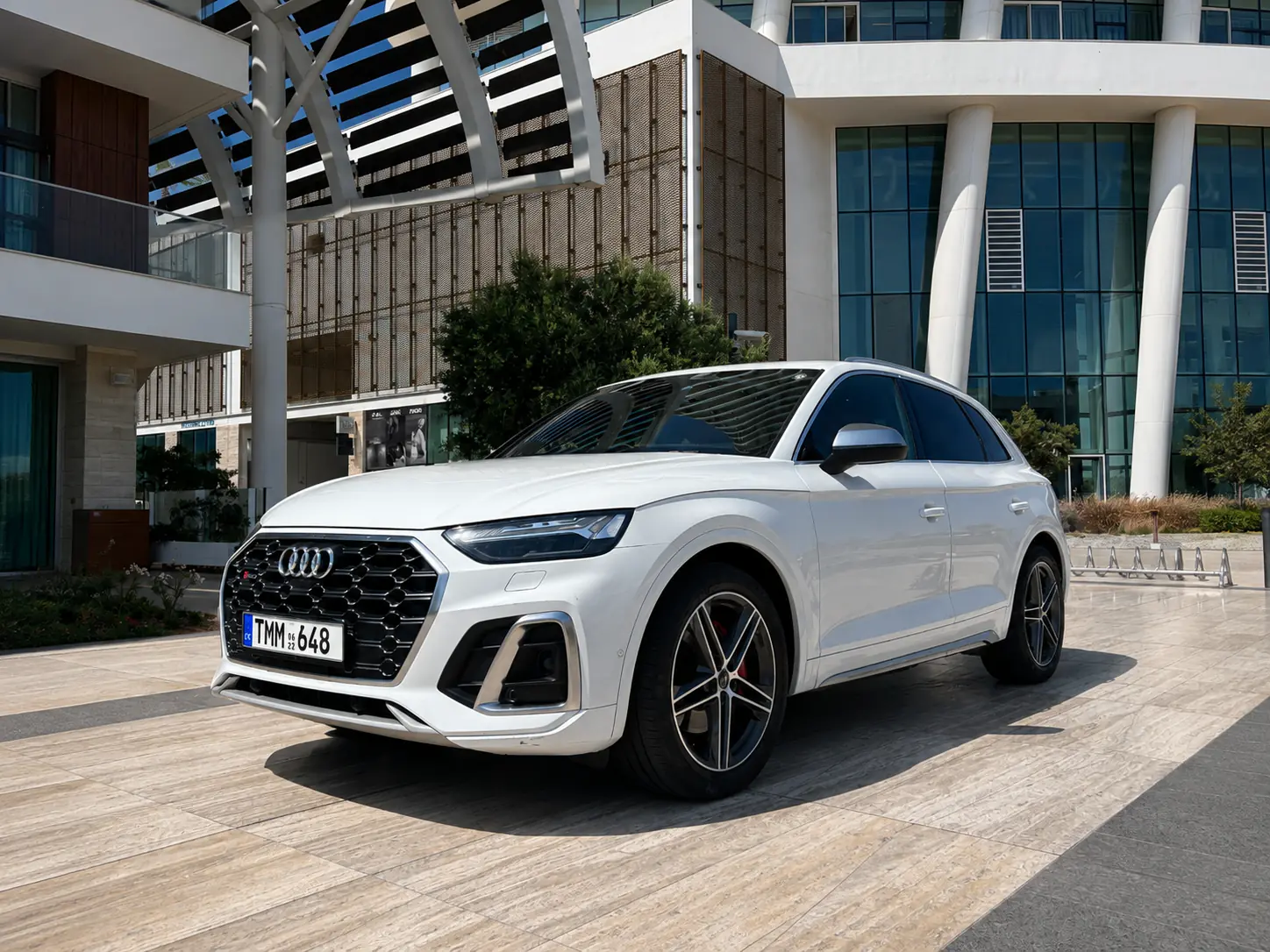 White Audi SQ5