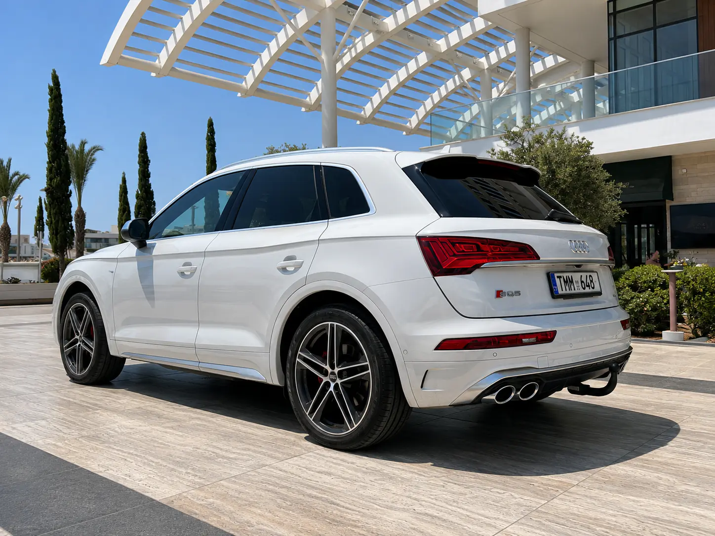 Audi SQ5 - rear three-quarter view with quad exhausts