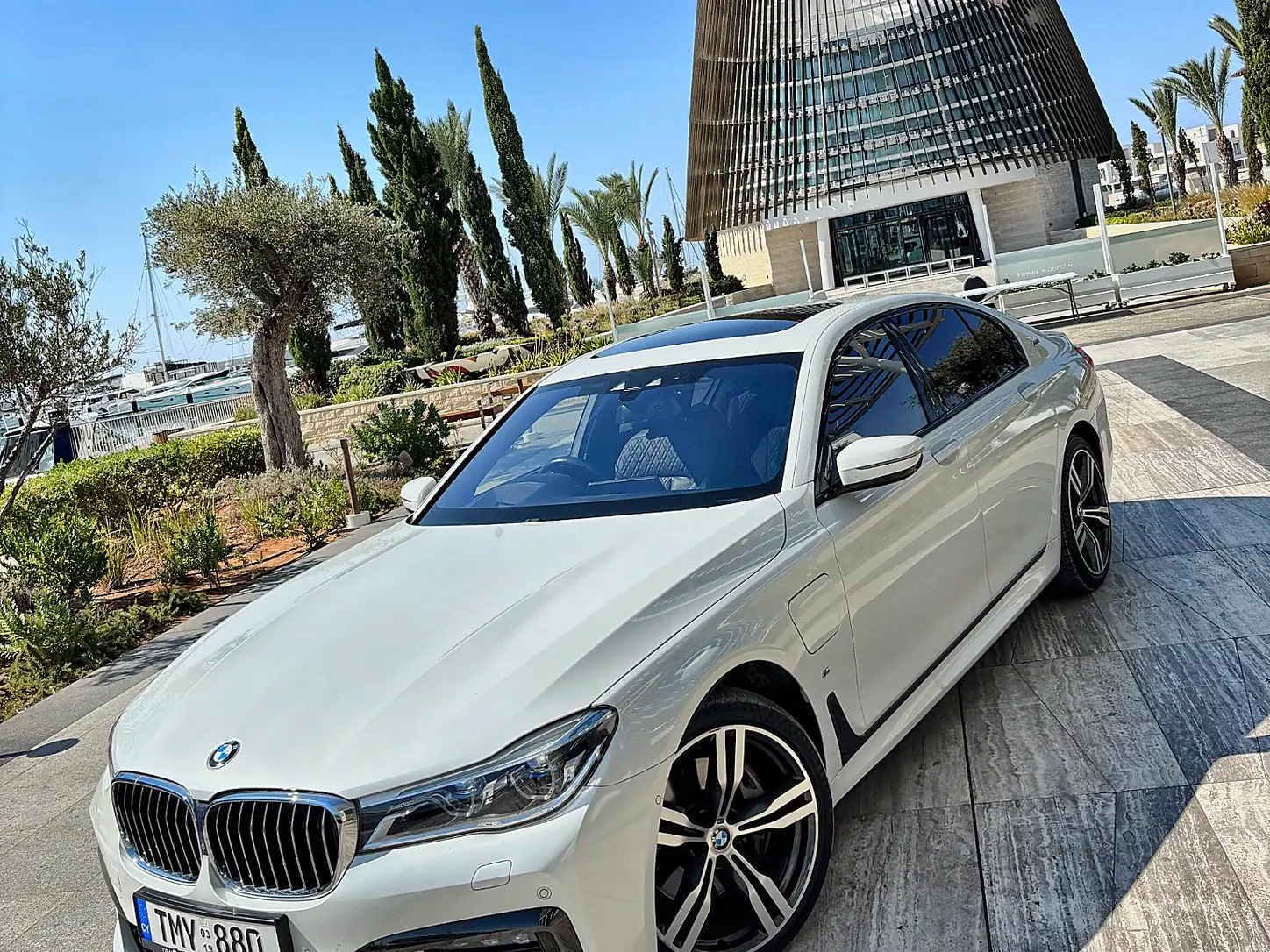 White BMW 7 (B)