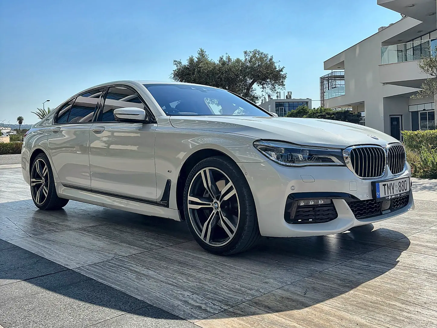 BMW 740e M Sport - front three-quarter view with 20-inch M alloy wheels