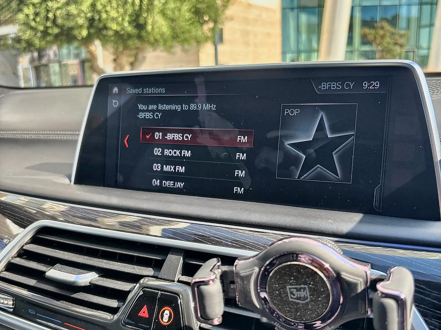 BMW 740e - iDrive infotainment display