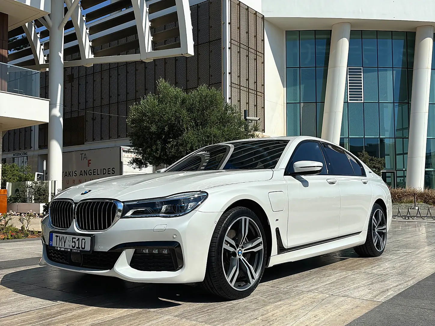 White BMW 7 (A)