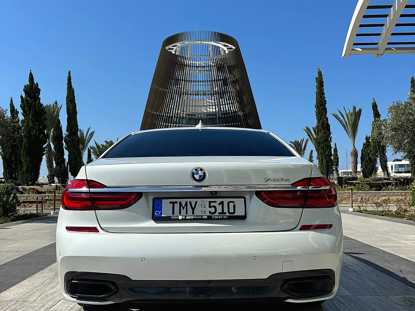 BMW 740e - rear view