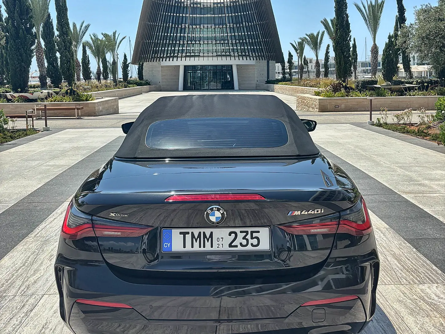BMW M440i Cabrio - rear view with soft-top closed