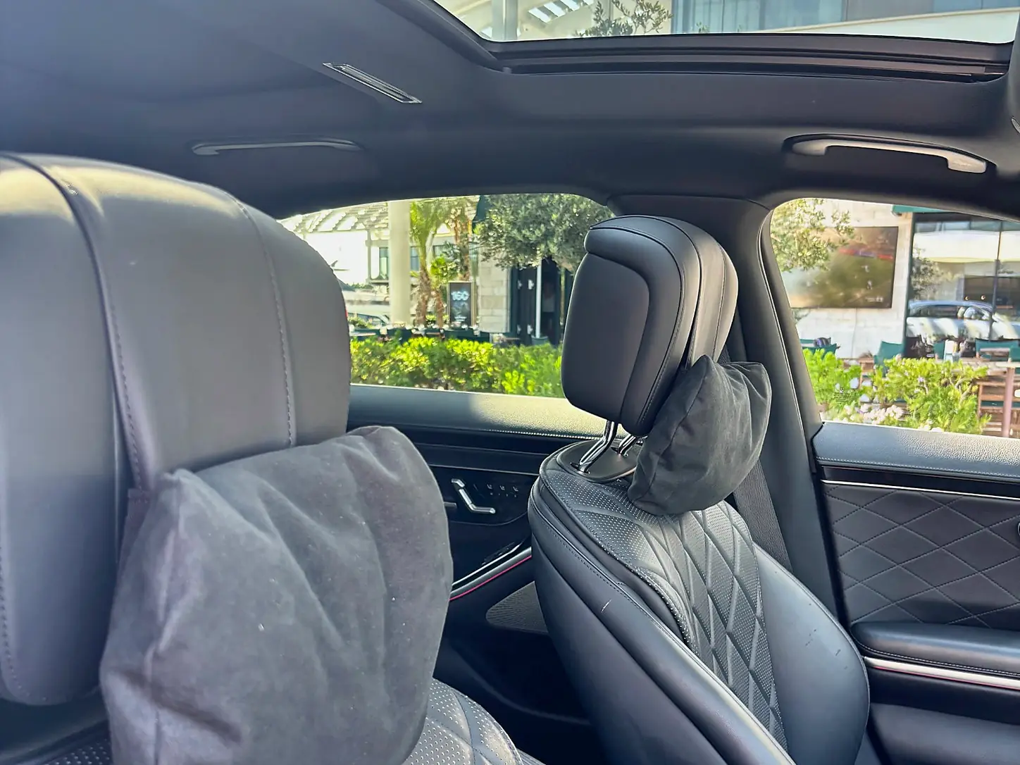 Mercedes S 400 d - front seats under the panoramic roof