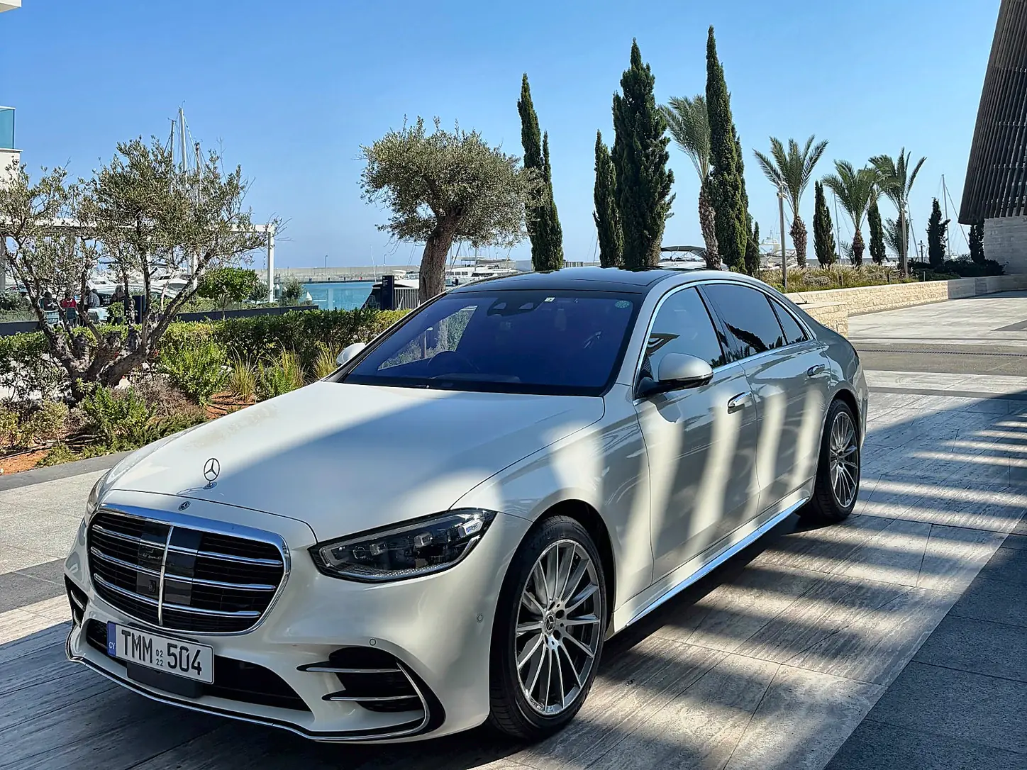 Mercedes S 400 d - front three-quarter view with AMG Line alloy wheels