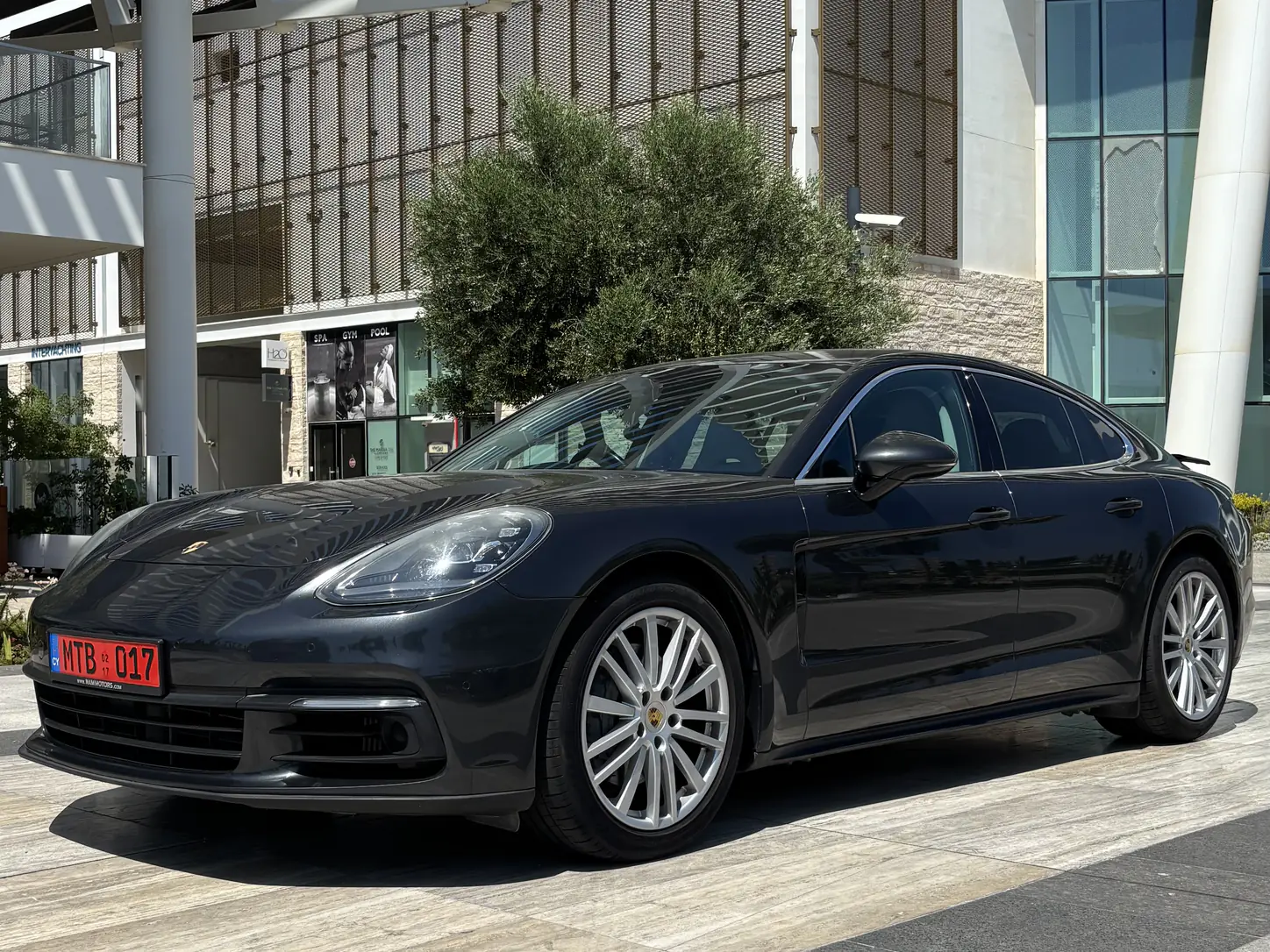 Porsche Panamera 4 - front three-quarter view with 20-inch alloy wheels