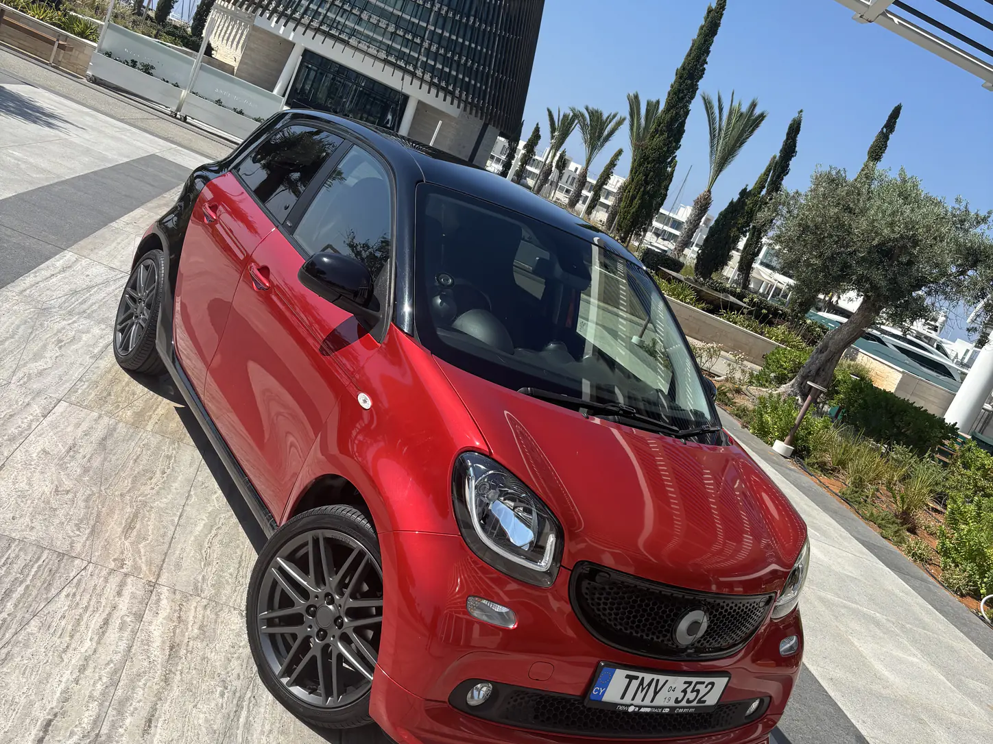 Smart Forfour - front three-quarter view with Brabus alloy wheels