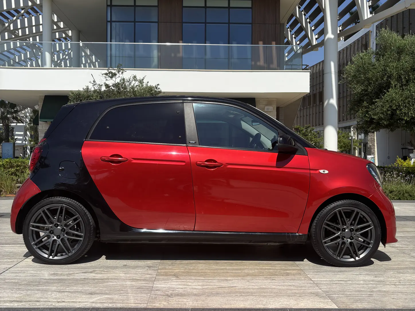 Smart Forfour - side profile in red and black two-tone paint